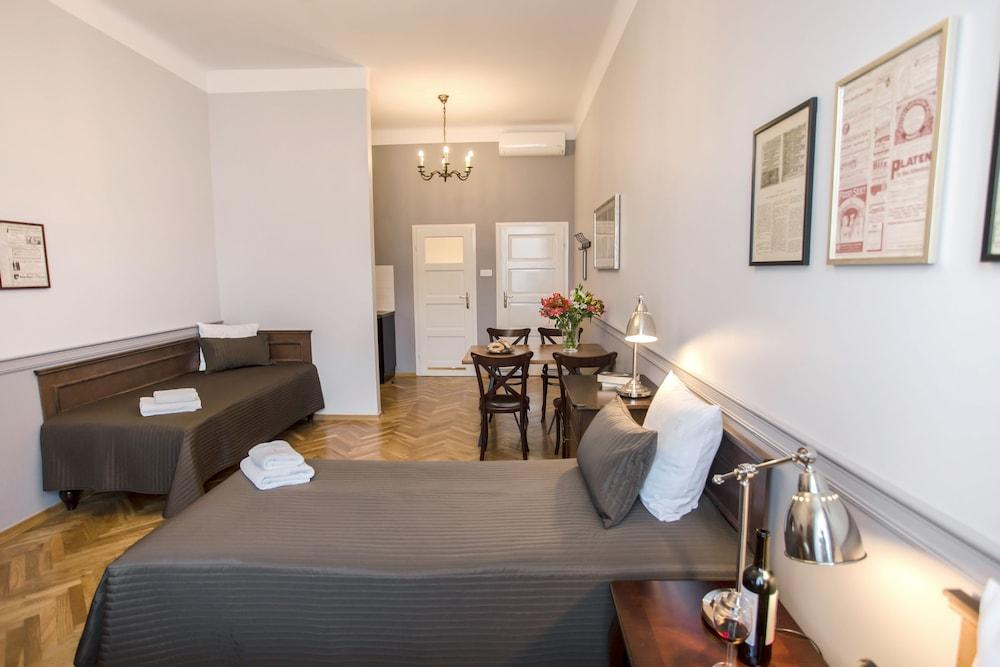 Scharffenberg Apartments Main Square