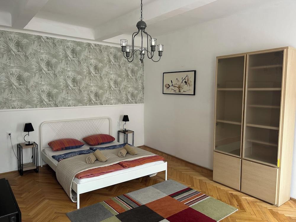 Diamond Astoria 4, Quiet Apartment