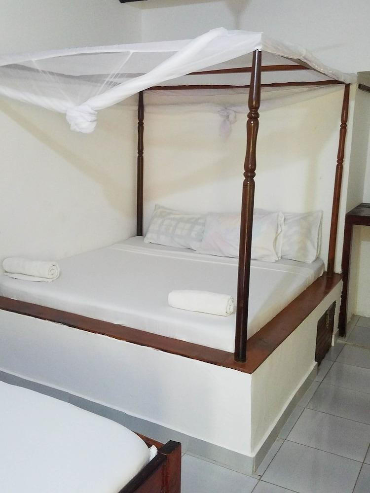 Baraka Aquarium Bungalows