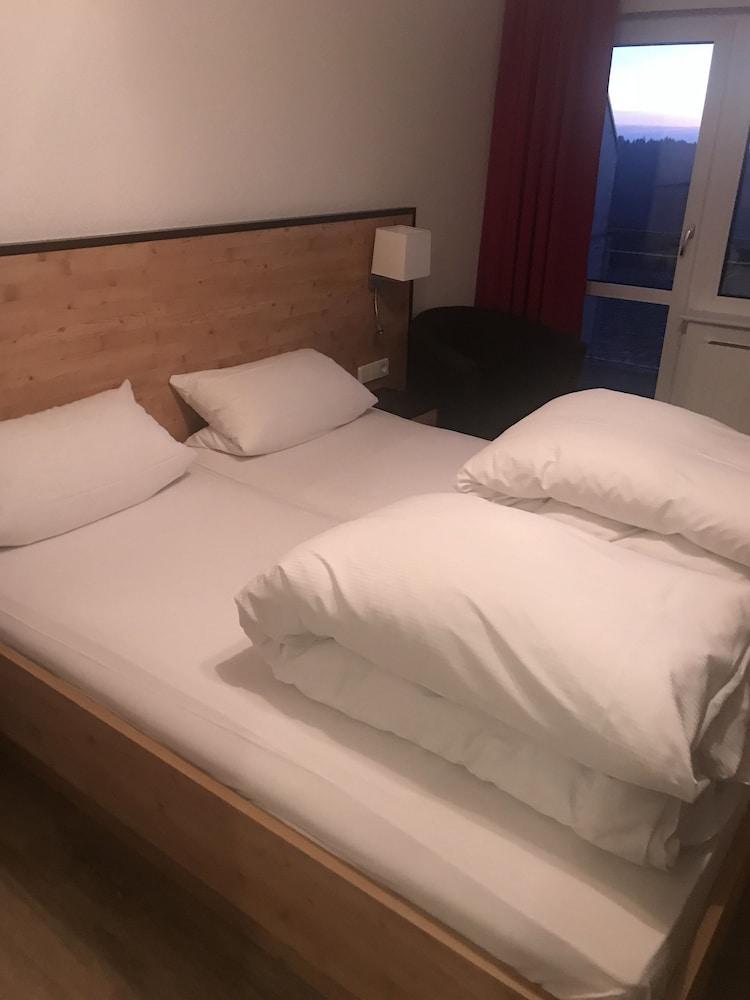 Hotel Löwen  by Mastiff