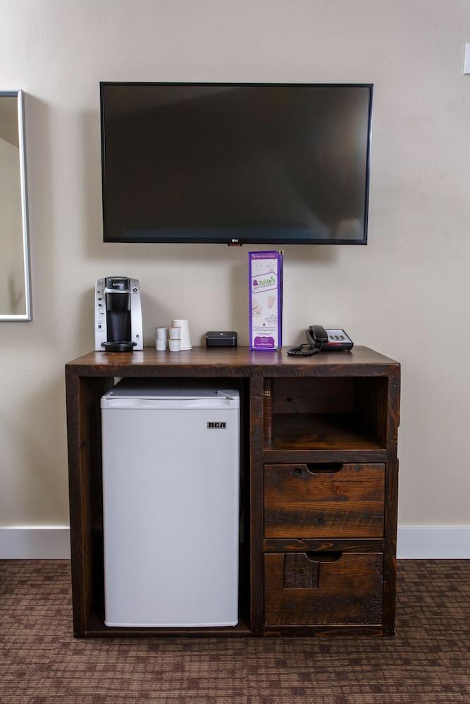 Julie's Park Cafe and Motel