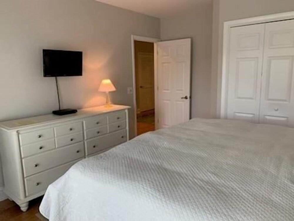 Absolute Bliss Private  4 Bedroom Home by RedAwning