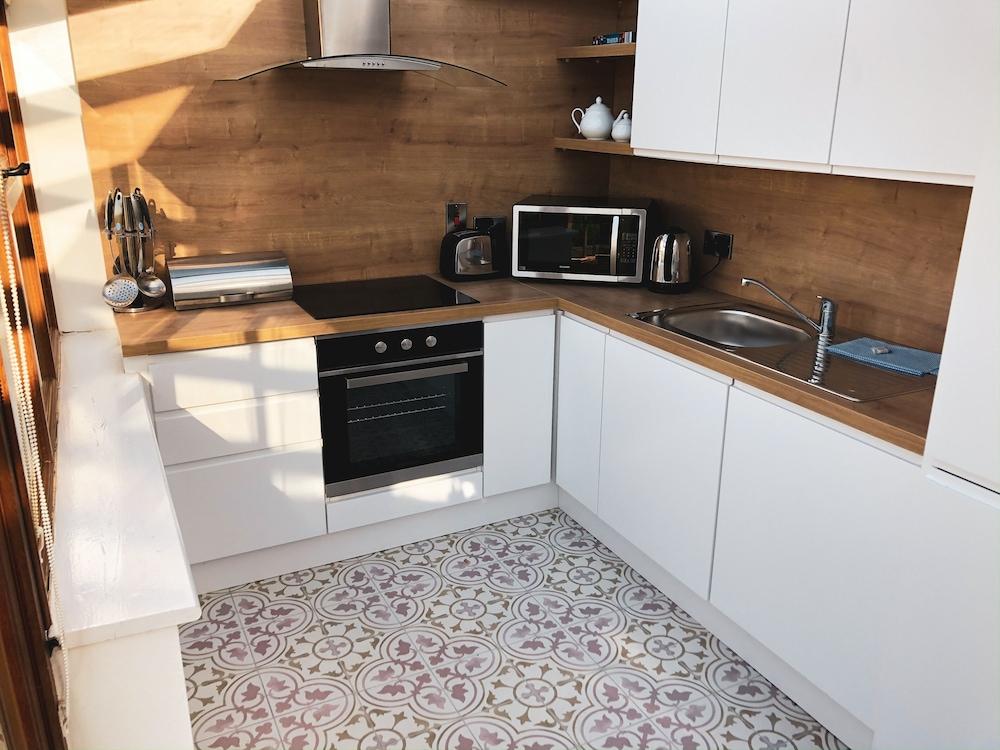 Hookless Holiday Homes