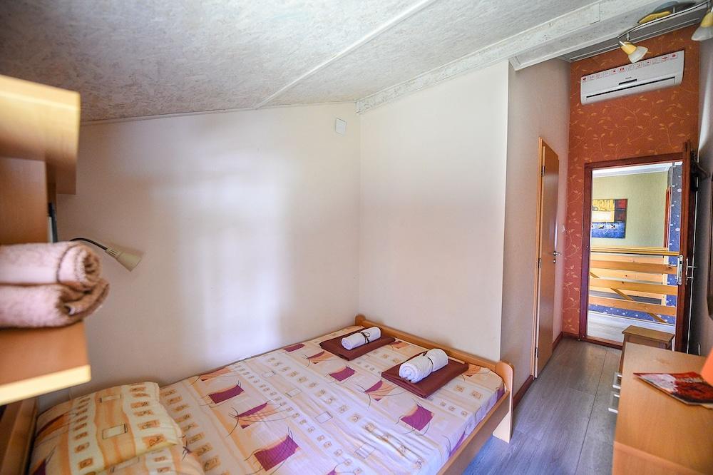 San Art Floating Hostel&Apartments