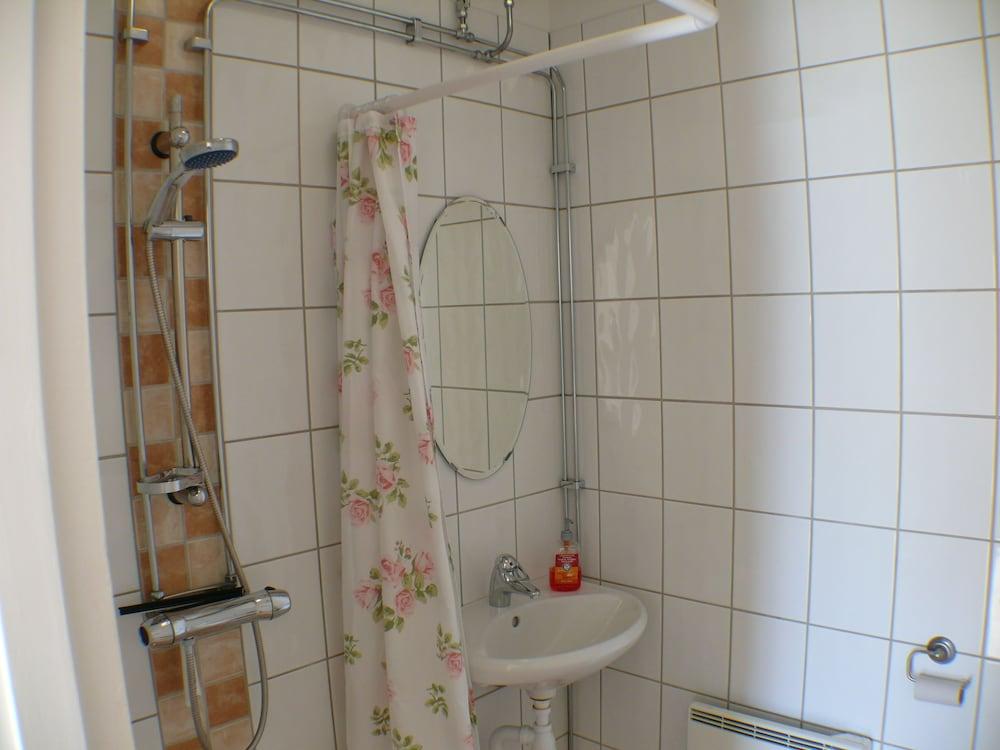 Sjötorps Vandrarhem & Rum - Hostel