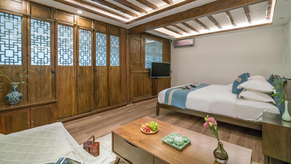 Lize Graceland Artistic Suite Inn