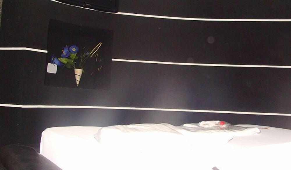 Flamboyant Motel - Adults Only