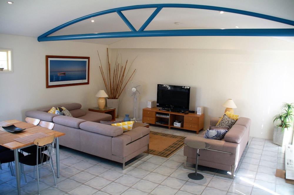 Seafaring at Fingal Bay