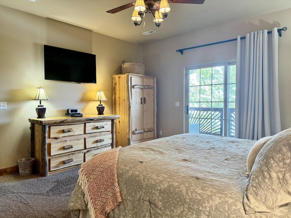 Lodge Style Condo B-8 with Dock Access by RedAwning