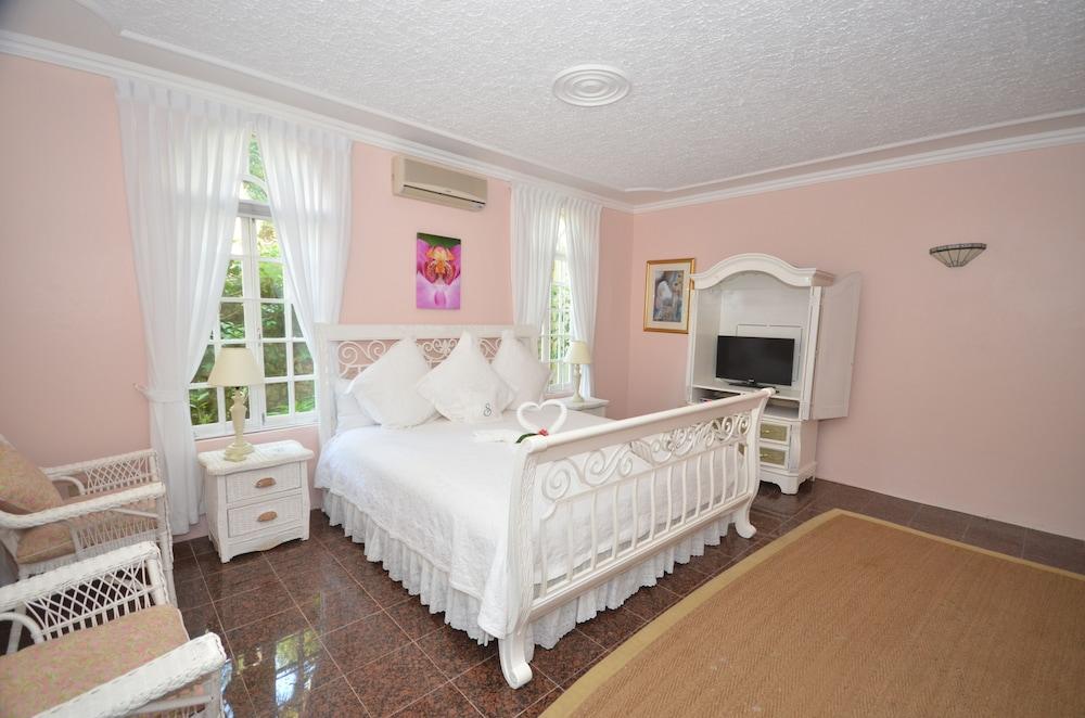 Summerhill, 8BR by Jamaican Treasures