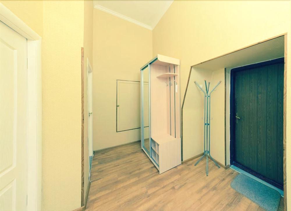 Hotrent Baseina Street Area