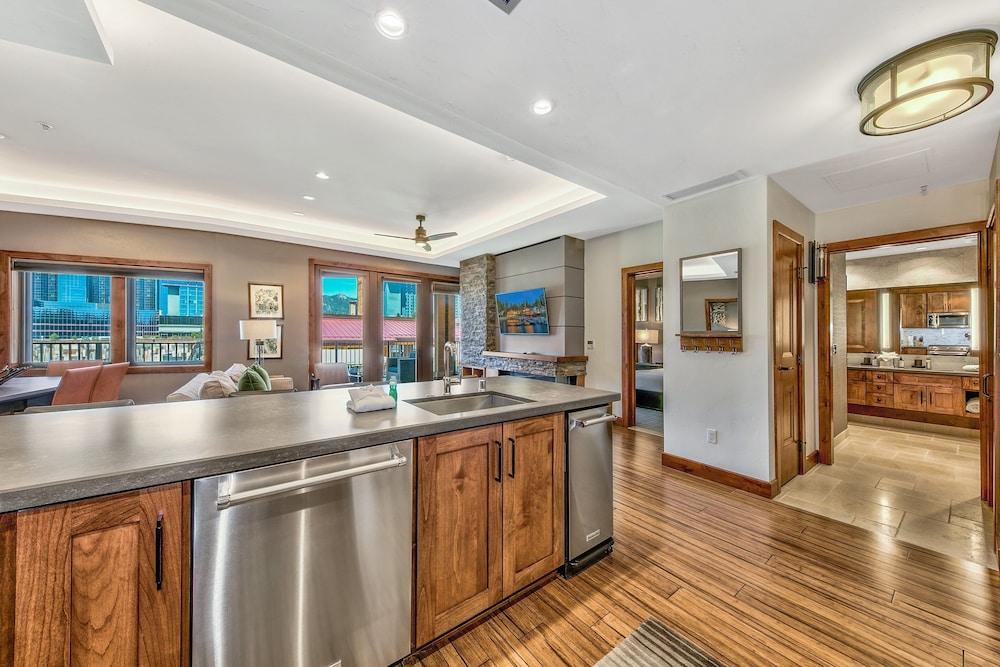 2 Br 2 Ba Luxury Condo. Walk to South Lake Tahoe!