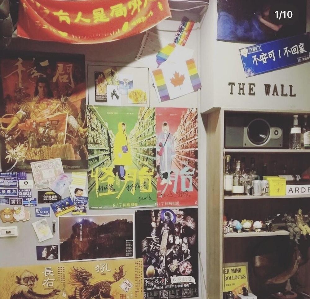 Old Door Hostel & Bar