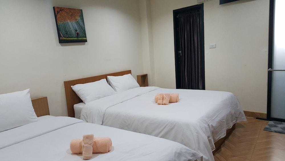 Double D Rooms & Cafe