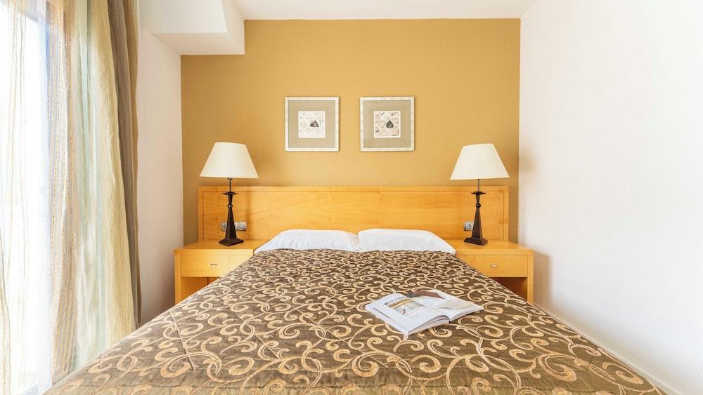 Ona Hollywood Mirage