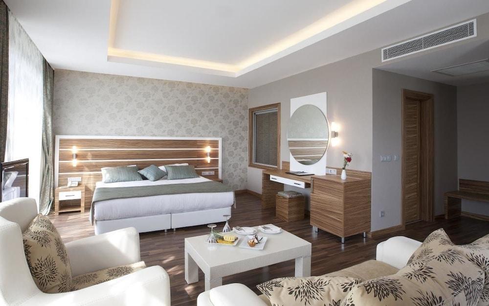 Fourway Hotel SPA & Restaurant