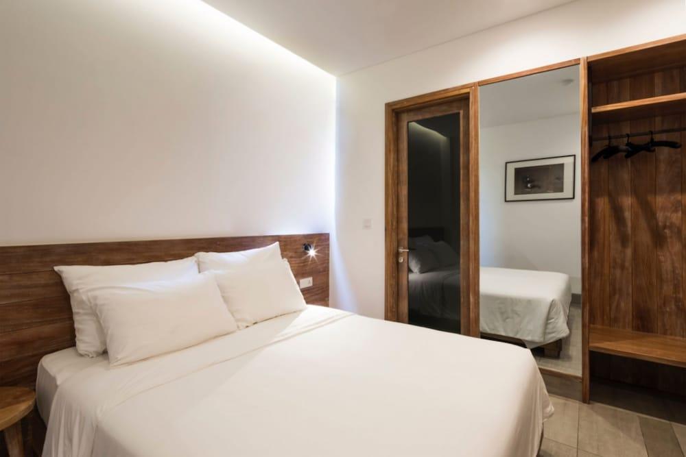 Triple E Hotel Fine Art Museum