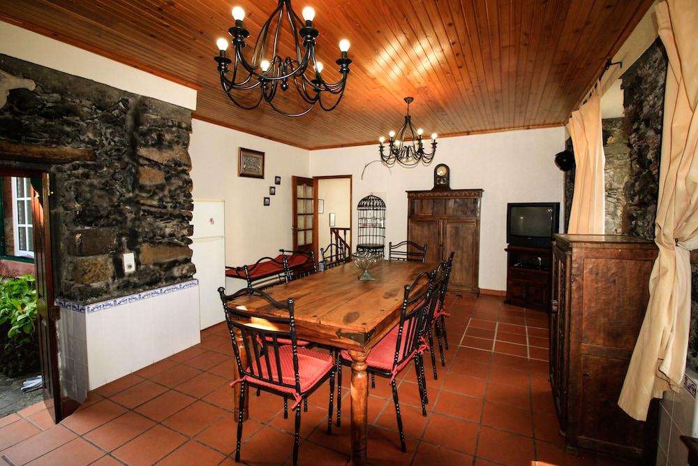 Gouveia Cottage by Analodges