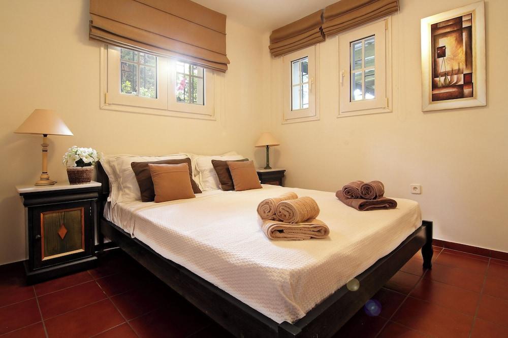 Oasis Pool House by GHH