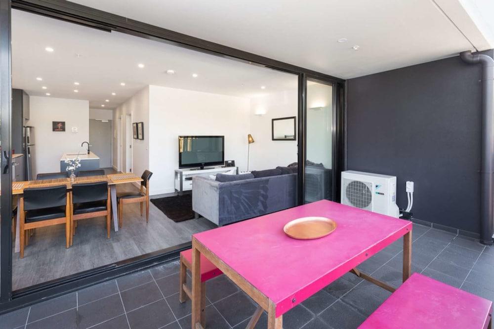 Executive 2br Caulfield North