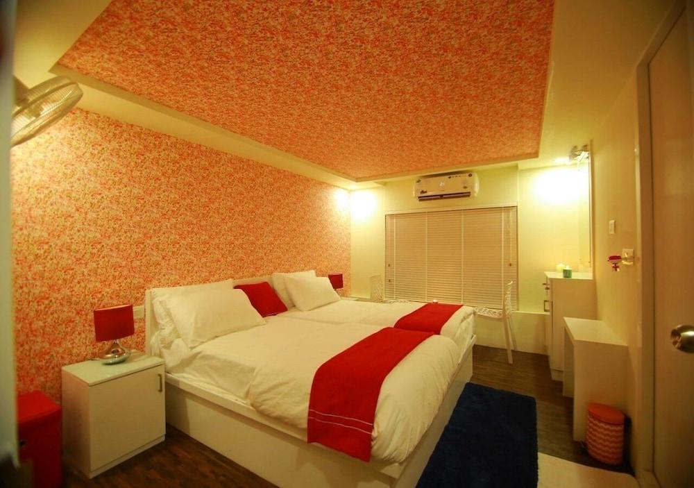 Mass Holidays Houseboat