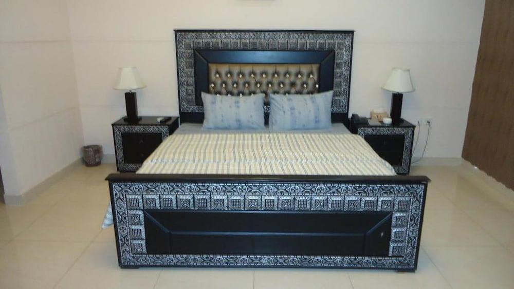 Midway Hotel & Resturant