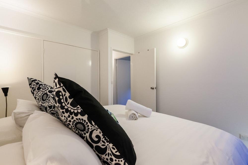 DAWN, 2BDR Carlton Apartment