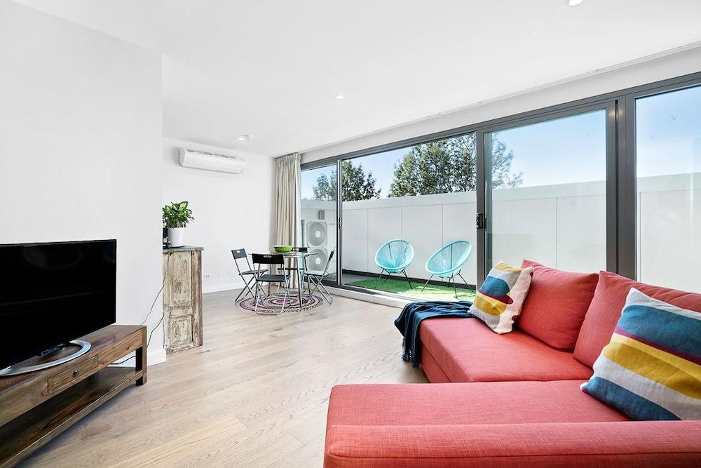 DINA, 2BDR Carlton Apartment