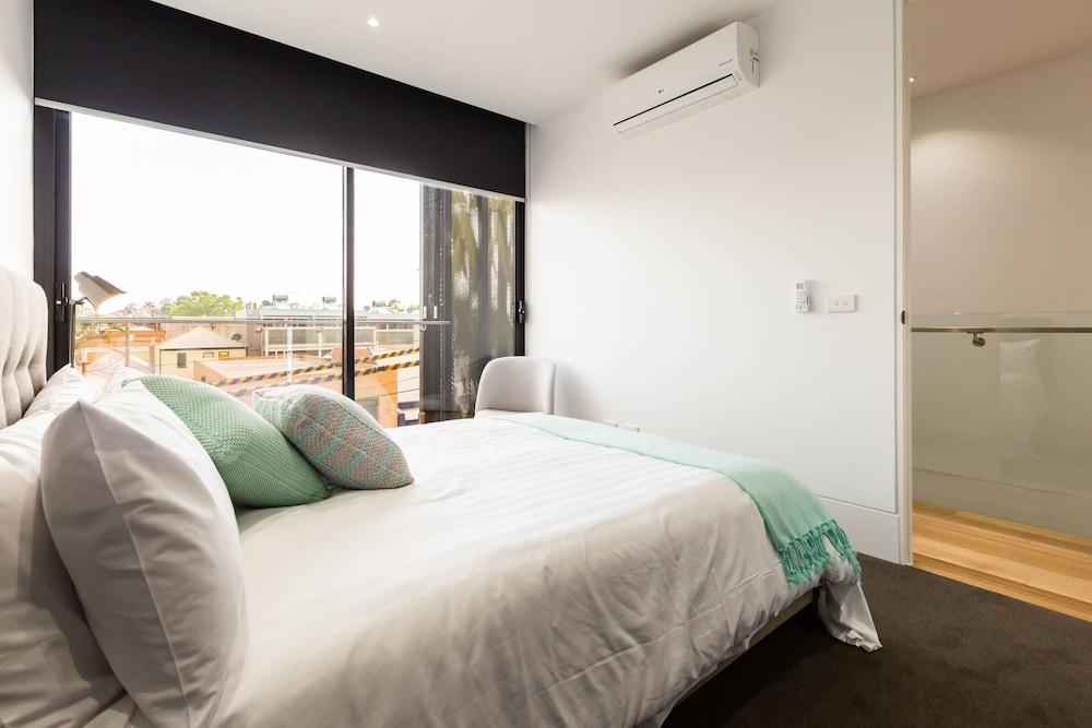 RENEE, 4BDR North Melbourne House