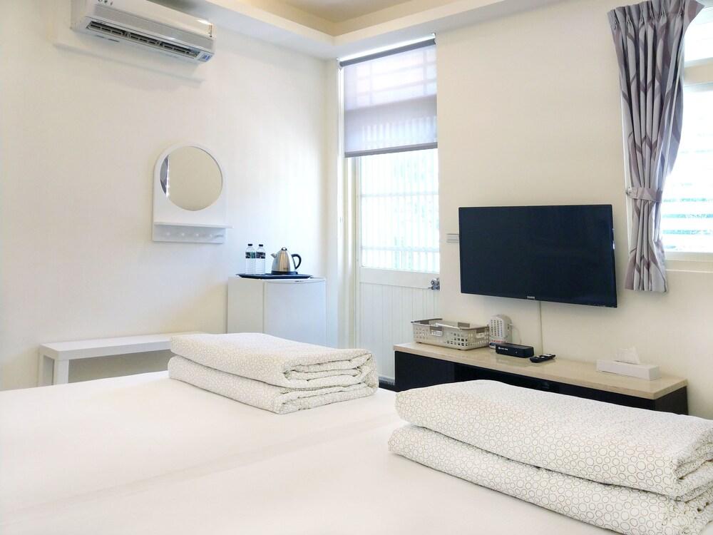 Migratory Birds Hotel