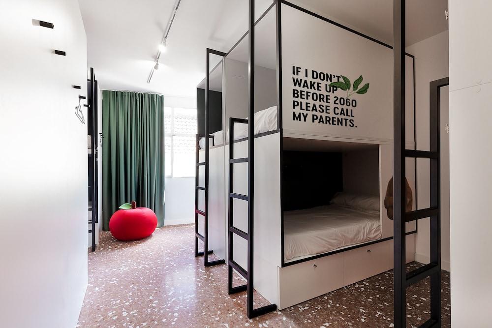 2060 The Newton Hostel & Market