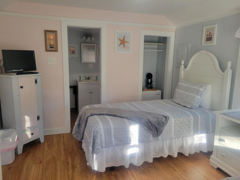 2 River Road Inn & Cottages