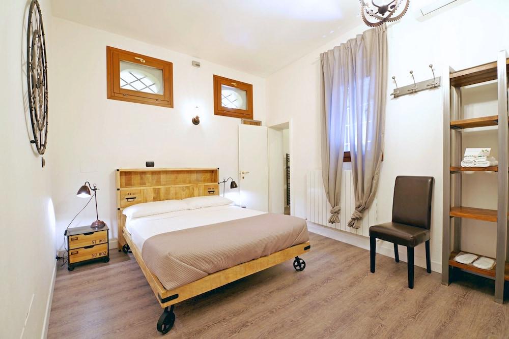 Steam House - Room & Breakfast