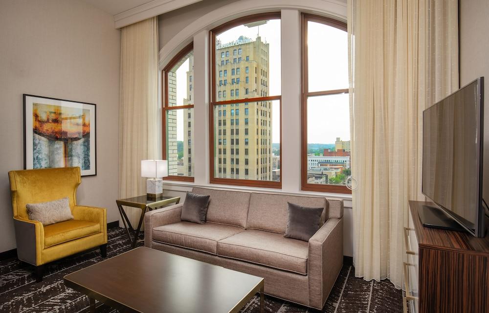 DoubleTree by Hilton Youngstown Downtown