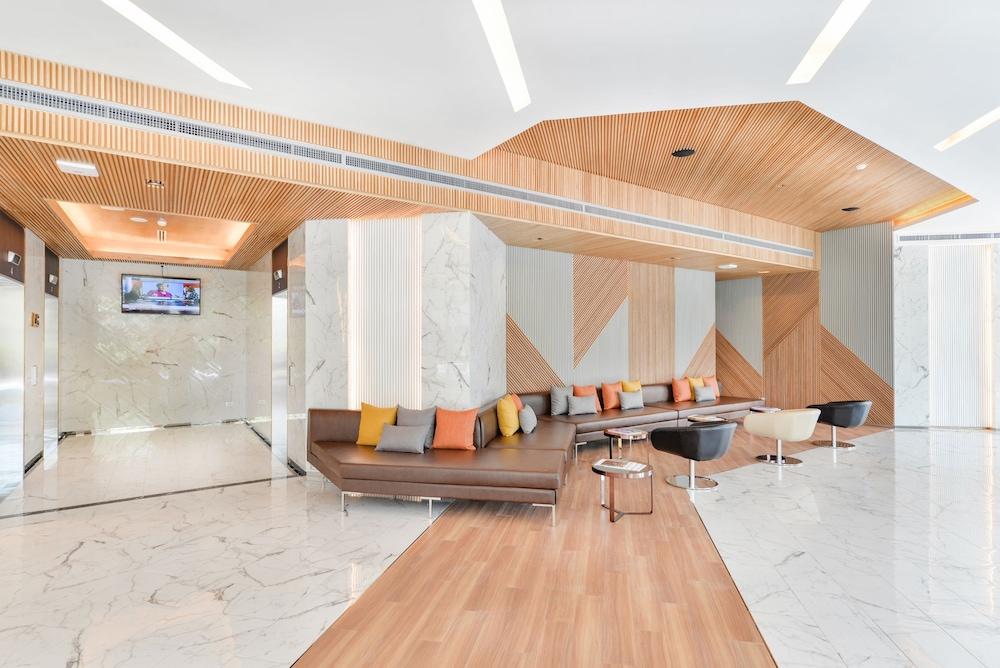 The Quarter Ari by UHG