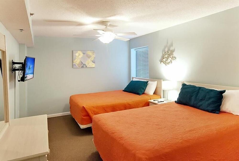 Crescent Shores N - 703 Apartment 4