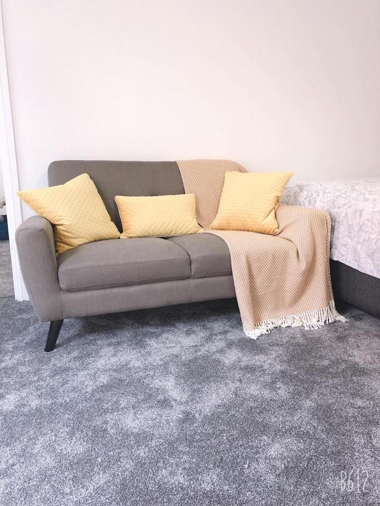 Two bedrooms self-contained flat with Free Parking - Flat 2