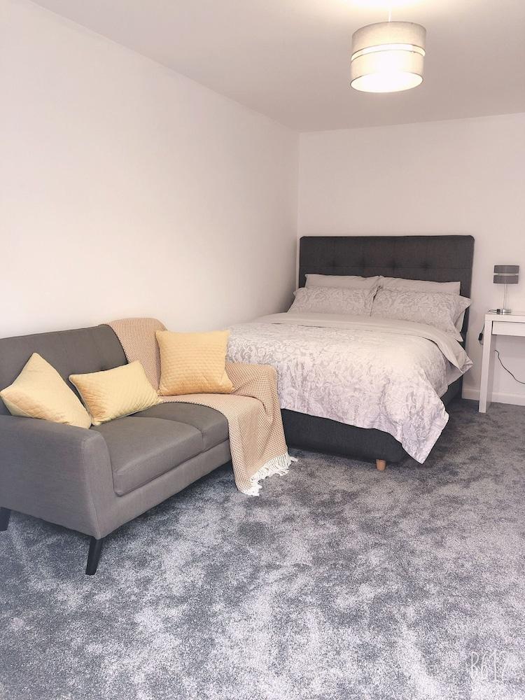 Two bedrooms self-contained flat with Free Parking - Flat 2