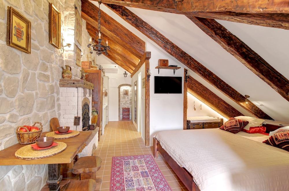 MAIN CENTRAL SQUARE guest house