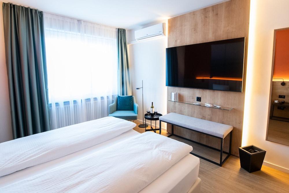 Ascona Lodge, Pool & Garden Retreat