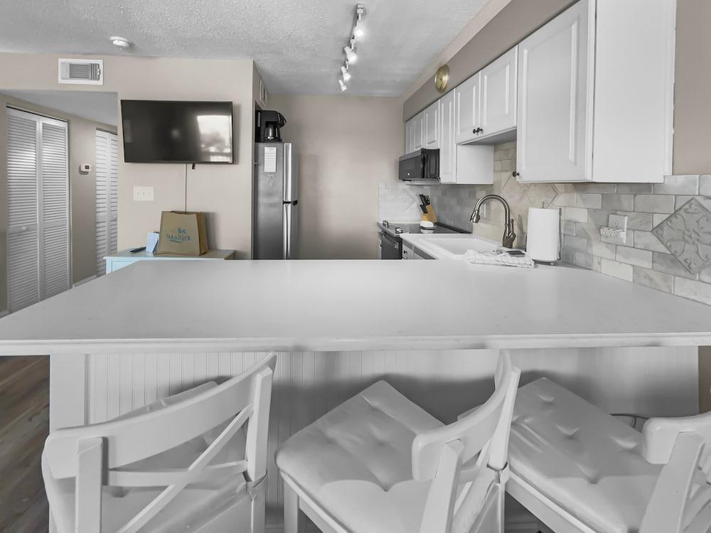 Summersalt 1 Bedroom Condo by RedAwning