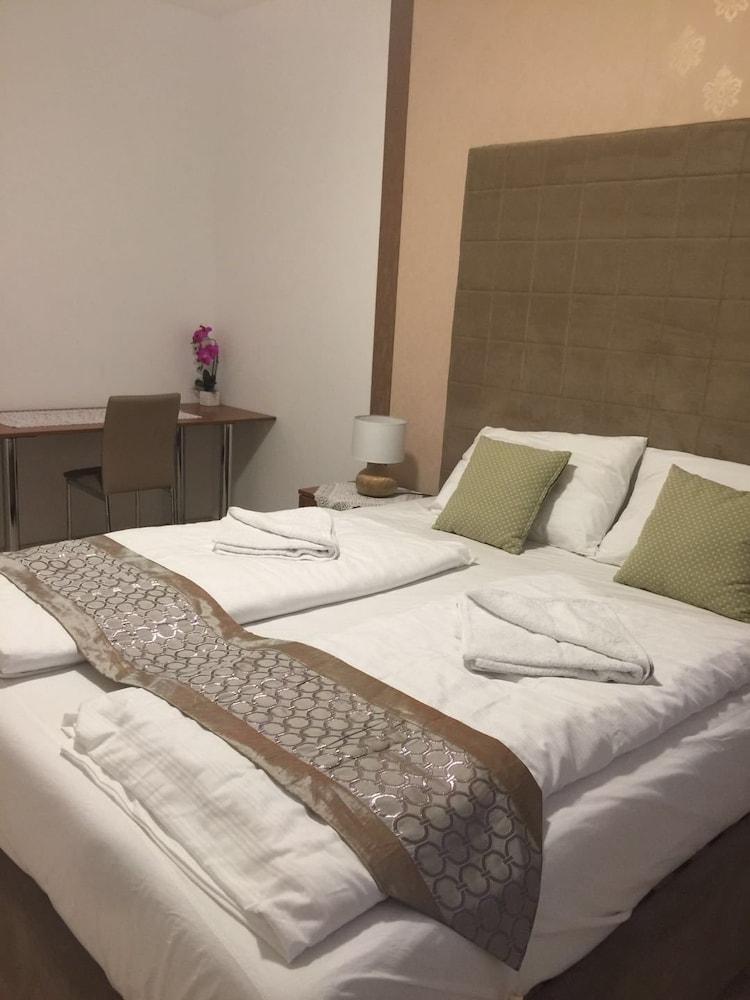 Corvin Rose Apartment Hotel