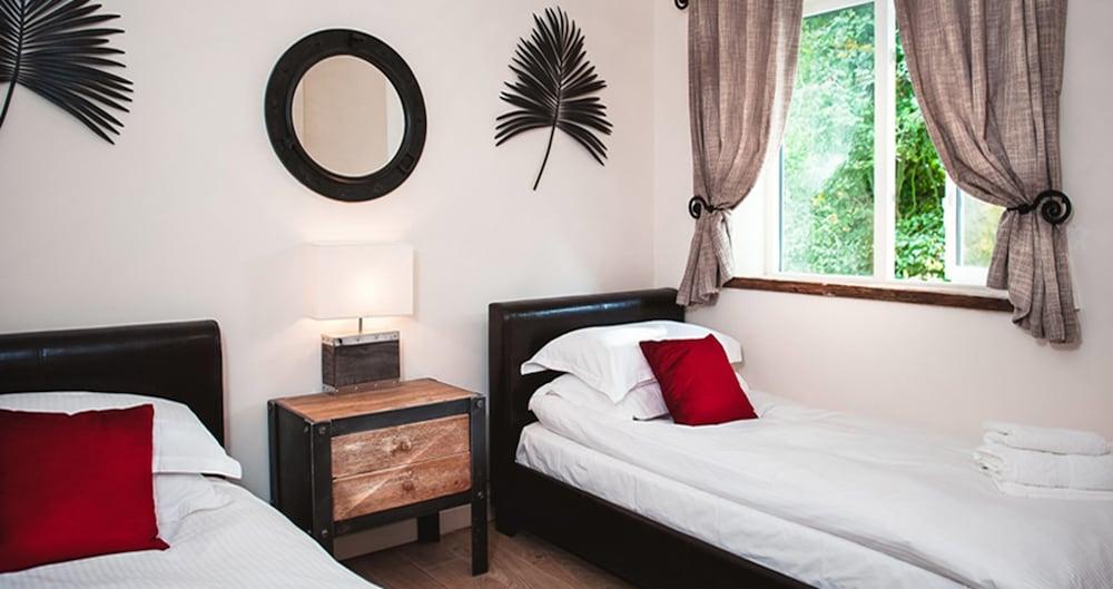 Romneys Apartments and Suites