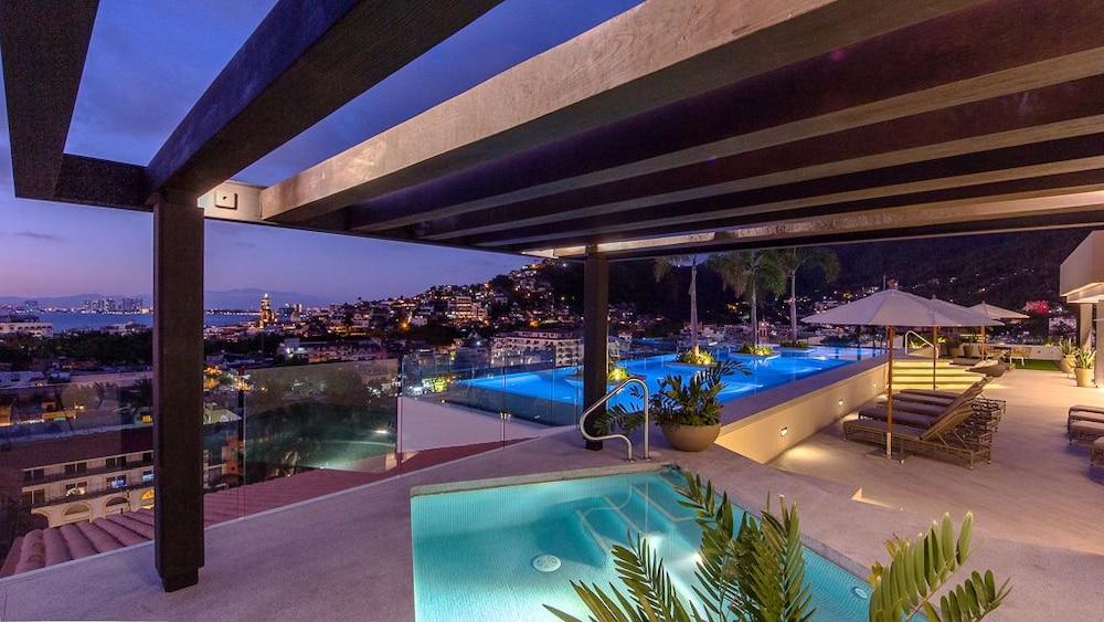 Mountain Views Rooftop Pool Condo