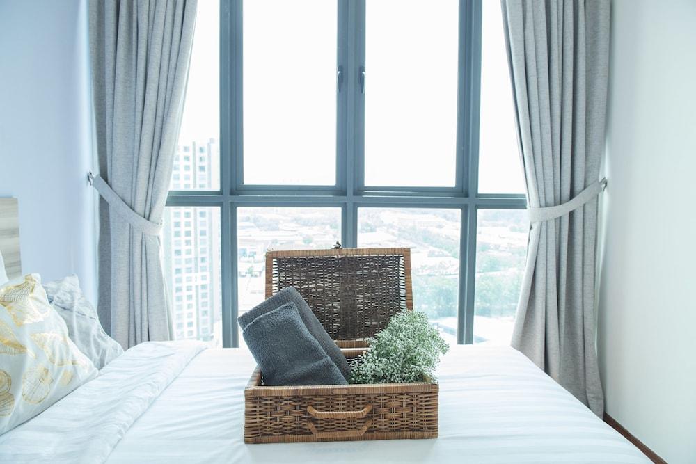 One Amerin Mall & Suites