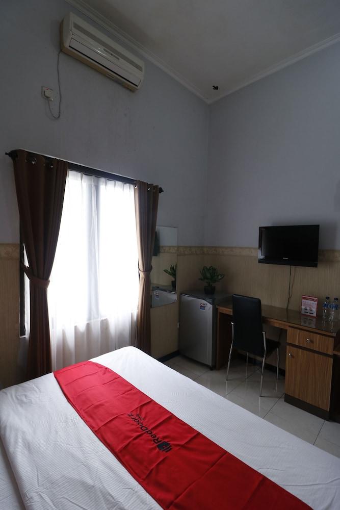 RedDoorz Plus near Undip Tembalang
