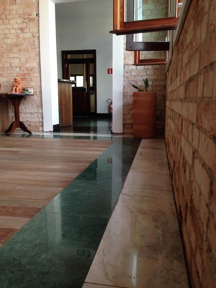 Central Palace Hotel