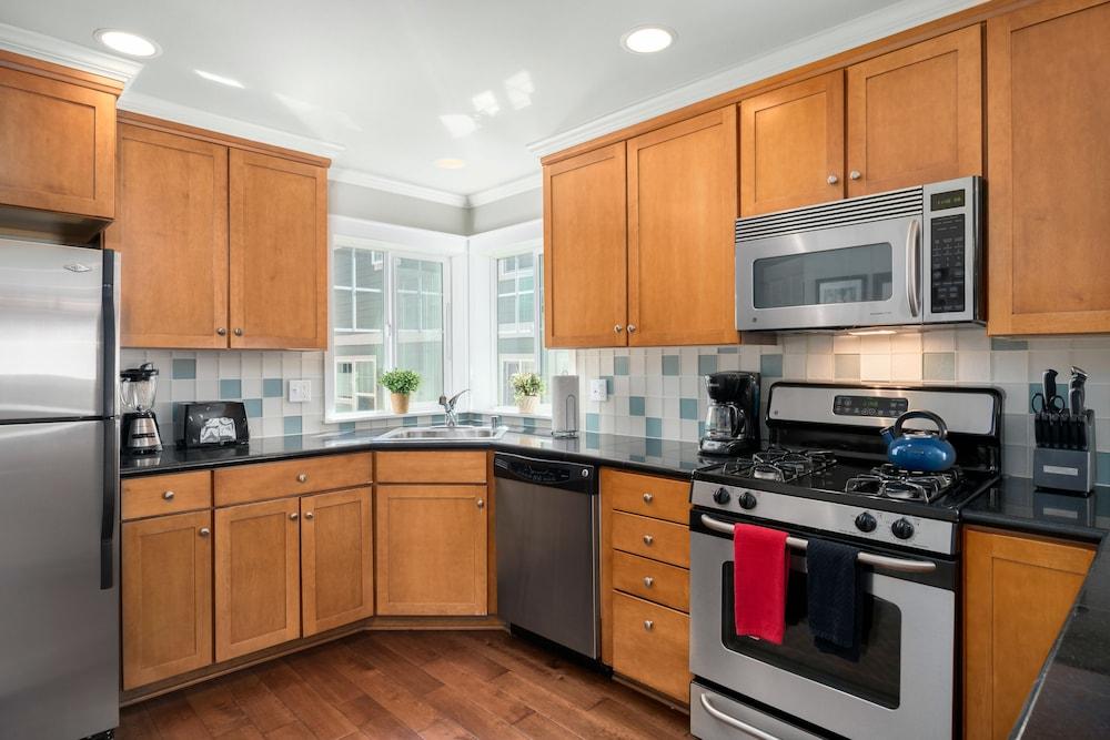 Seattle Vacation Home: The Great Wall