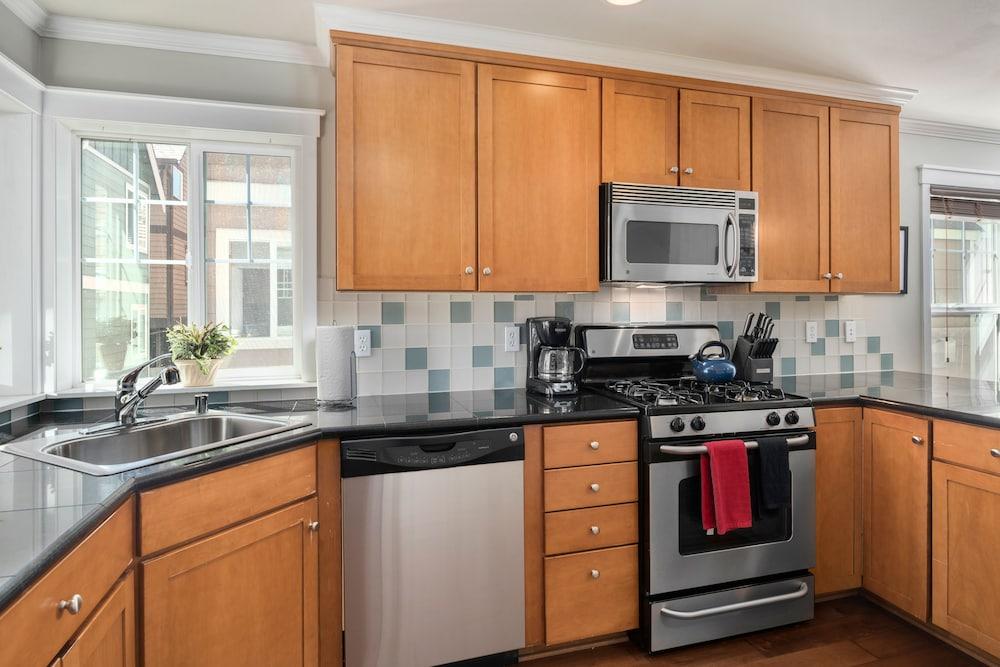 Seattle Vacation Home: The Great Wall