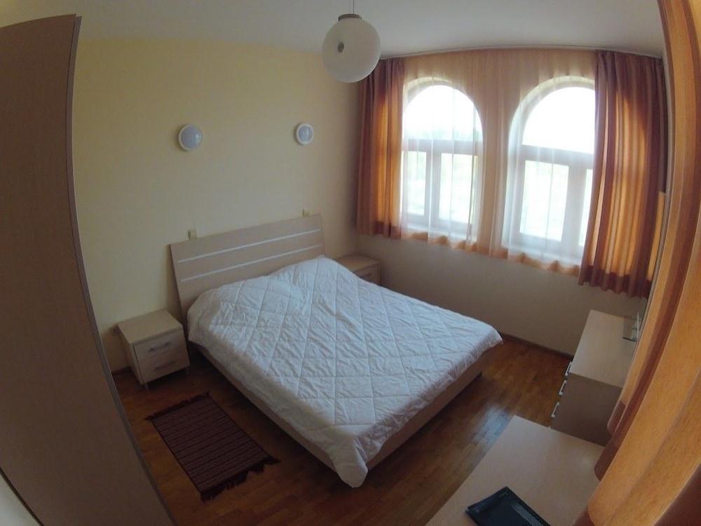 Lighthouse Luxe Estate Apart & Villas